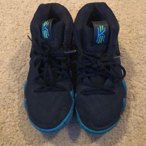 Kyrie 4s in Navy and teal and white size 8 men’s